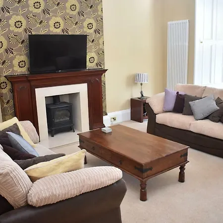 Spacious 2br Flat 10 Mins Away From City Center Apartamento