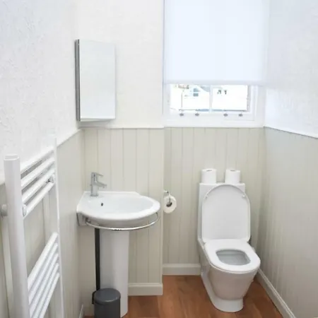 Spacious 2br Flat 10 Mins Away From City Center Apartamento Edimburgo