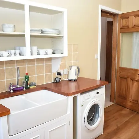 Spacious 2br Flat 10 Mins Away From City Center * Edimburgo