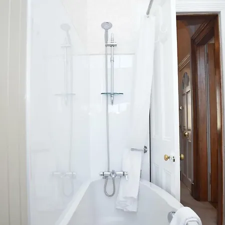 Spacious 2br Flat 10 Mins Away From City Center *