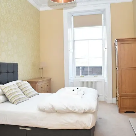 Spacious 2br Flat 10 Mins Away From City Center * Edimburgo