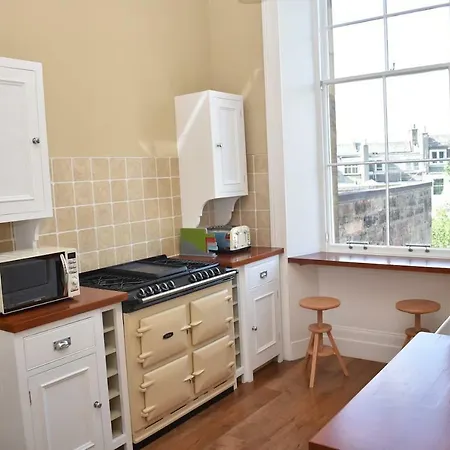 Spacious 2br Flat 10 Mins Away From City Center *