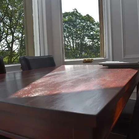 Spacious 2br Flat 10 Mins Away From City Center *