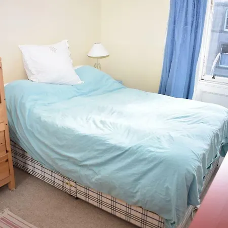 Spacious 2 Bedroom Flat In Lovely Stockbridge *