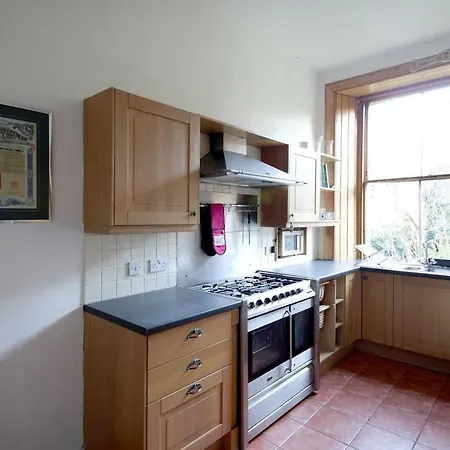 2 Bedroom Period Walking Distance City Centre Apartment
