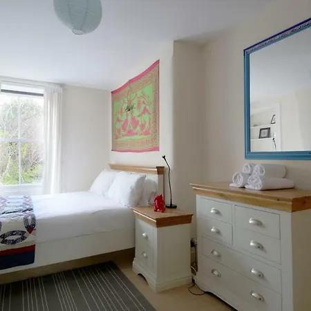 Apartment 2 Bedroom Period Walking Distance City Centre *