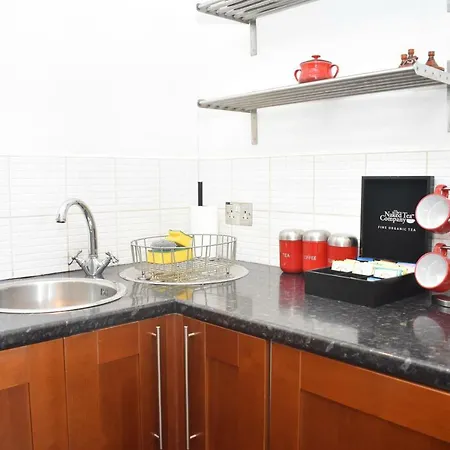 Private 1-bedroom Close To City Centre Apartment *