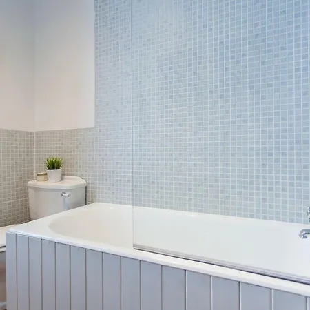 Central Main Door Cottage - Private Garden - 5 Mins From Princes Street