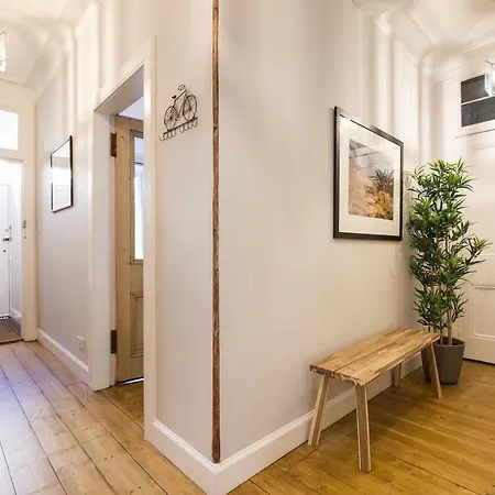 Beautiful, Traditional 2 Bedroom Main Door Flat Edynburg