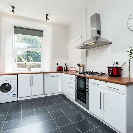 Beautiful, Traditional 2 Bedroom Main Door Flat *