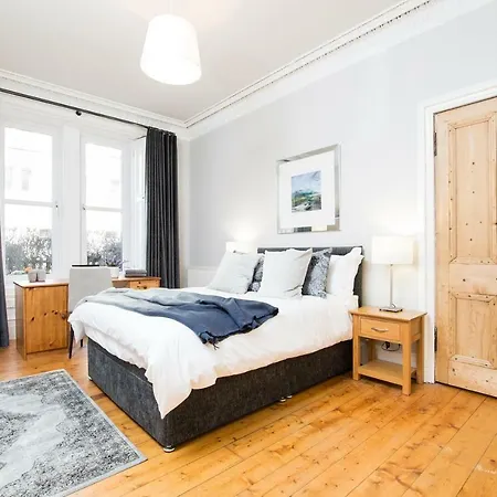 Beautiful, Traditional 2 Bedroom Main Door Flat *