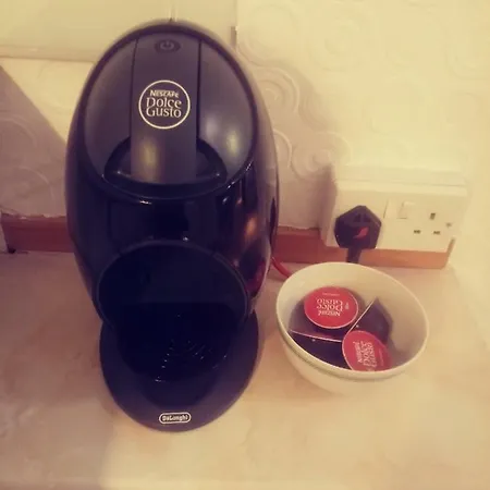 Flat Sleeps 4, Free Wifi & Parking Apartment *