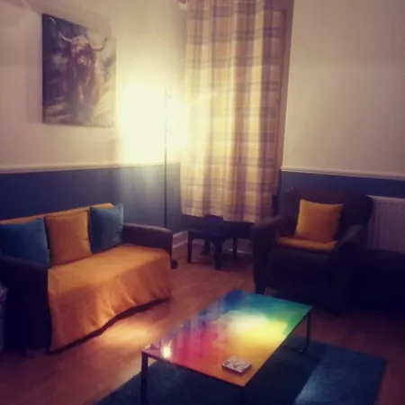 Flat Sleeps 4, Free Wifi & Parking Apartment *