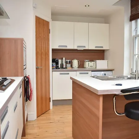 Modern And Bright Close To Princes St! *