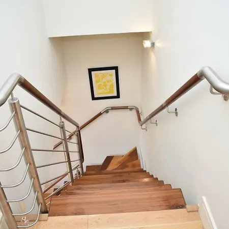 Modern And Bright Close To Princes St! *