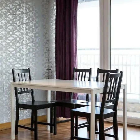 Beautiful 3br Seafront Apt. Balcony & Free Parking * إدنبرة