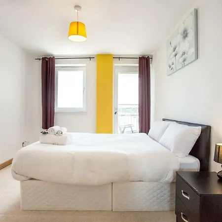 Beautiful 3br Seafront Apt. Balcony & Free Parking شقة