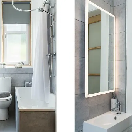 Beautiful, Traditional 2 Bedroom Main Door Flat *