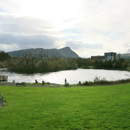 Flat Sleeps 4, Free Wifi & Parking Edinburgh