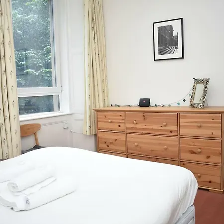 Cosy And Quirky 10 Minutes From Centre!