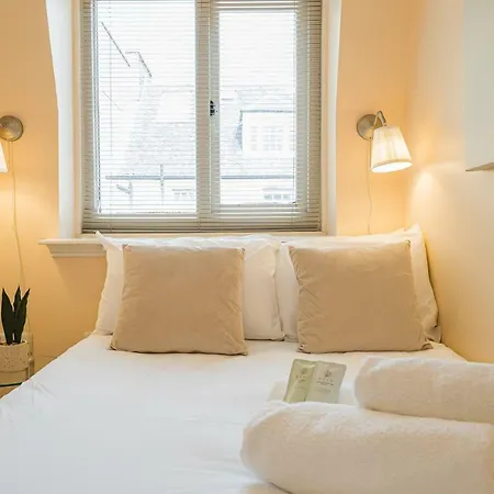 2 Bedroom Central With Stunning Castle View *