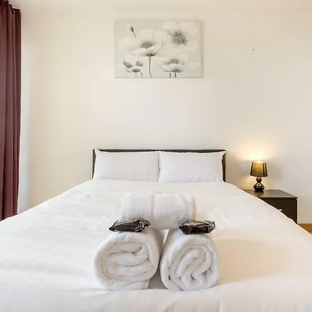 Beautiful 3br Seafront Apt. Balcony & Free Parking إدنبرة