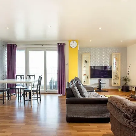Beautiful 3br Seafront Apt. Balcony & Free Parking *