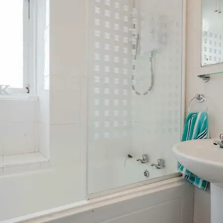 Flat Sleeps 4, Free Wifi & Parking * Edinburgh