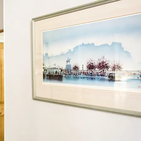 Apartament Beautiful, Traditional 2 Bedroom Main Door Flat *