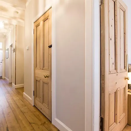 Beautiful, Traditional 2 Bedroom Main Door Flat Appartement Edinburgh