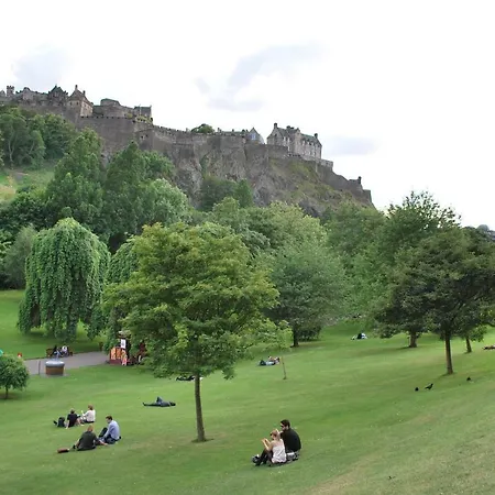 Lochend Park View * エディンバラ