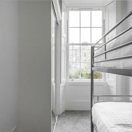 Spacious Apartment, Wifi, Nearby Free Parking *
