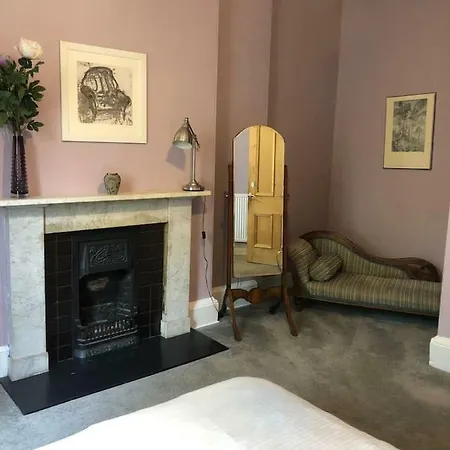 Spacious Four-bedroom Ground Floor City Centre * إدنبرة