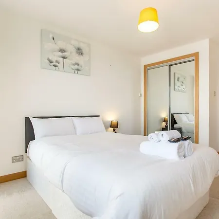 Beautiful 3br Seafront Apt. Balcony & Free Parking شقة *