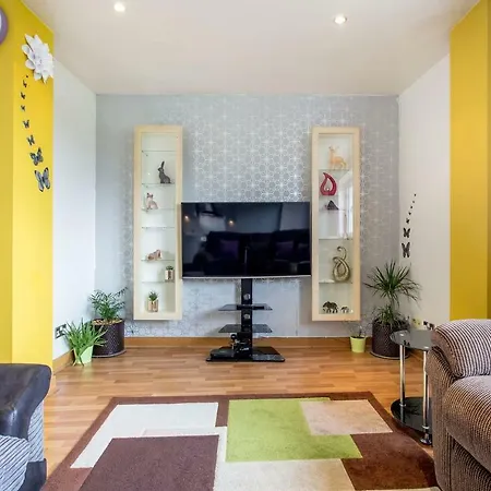 Beautiful 3br Seafront Apt. Balcony & Free Parking شقة *