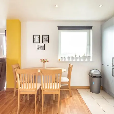 Beautiful 3br Seafront Apt. Balcony & Free Parking شقة إدنبرة