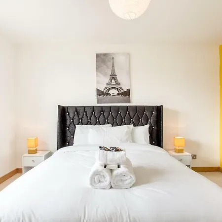 Beautiful 3br Seafront Apt. Balcony & Free Parking شقة *