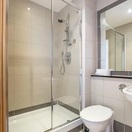 Beautiful 3br Seafront Apt. Balcony & Free Parking * إدنبرة