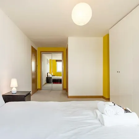 Beautiful 3br Seafront Apt. Balcony & Free Parking * إدنبرة