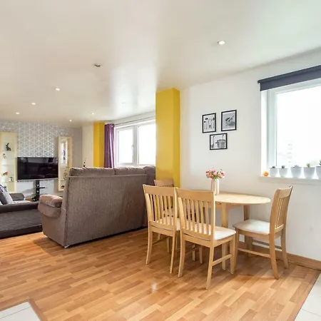 Beautiful 3br Seafront Apt. Balcony & Free Parking شقة
