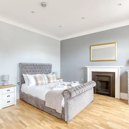 City Centre - 4 Bed Flat Edinburgh
