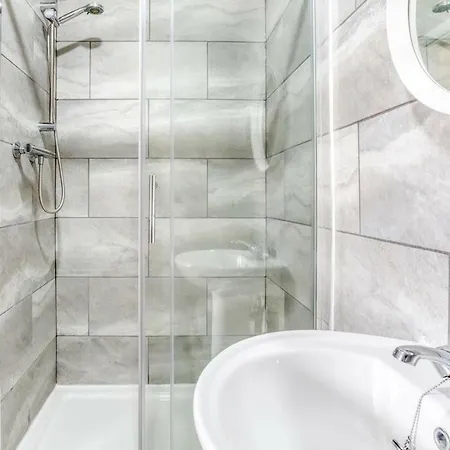 City Centre - 4 Bed Flat * Edinburgh