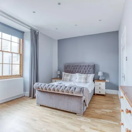 City Centre - 4 Bed Flat * Edinburgh
