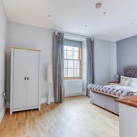 City Centre - 4 Bed Flat *