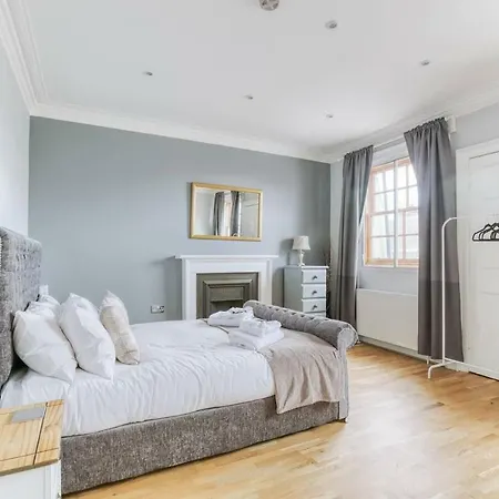 City Centre - 4 Bed Flat Apartment Edinburgh