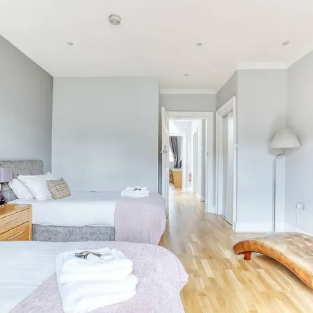 City Centre - 4 Bed Flat Apartment Edinburgh