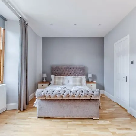City Centre - 4 Bed Flat Apartment Edinburgh
