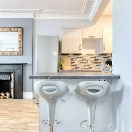 City Centre - 4 Bed Flat Apartment Edinburgh