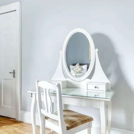 City Centre - 4 Bed Flat * Edinburgh
