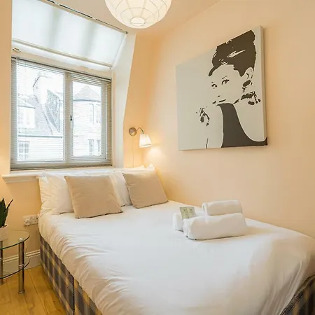 2 Bedroom Central With Stunning Castle View * אדינבורו
